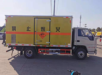 吴川爆破器材运输车工人安全操作规范与智能技术保障